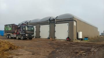 Le camion d'Arbres Et Paysage dépose les déchets au centre de méthanisation situé à Vert-le-Grand.