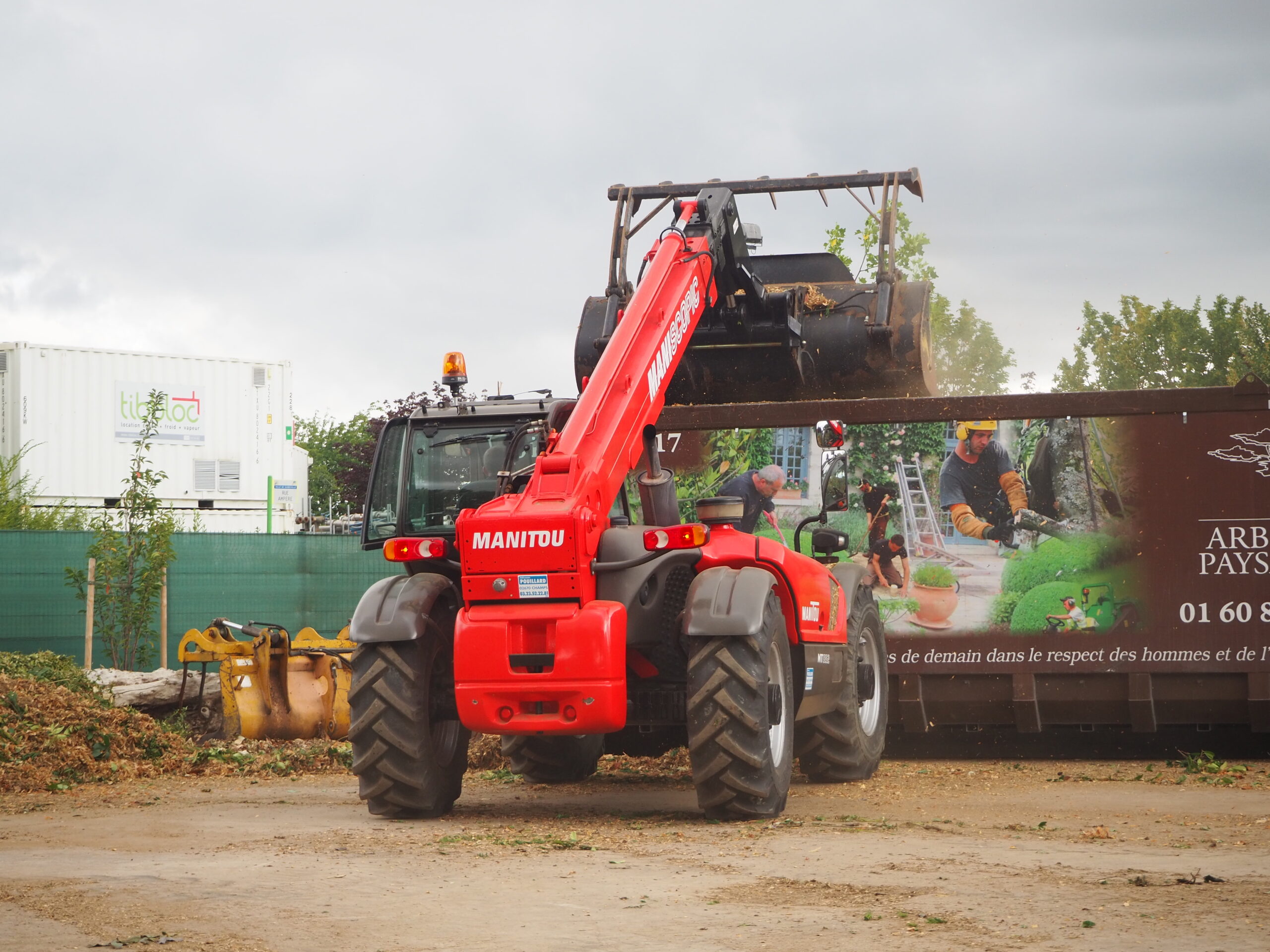 Chargement de la benne sur le site d'Arbres Et Paysages avant dépôt au centre de méthanisation.