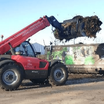 Chargement de la benne sur le site d'Arbres & Paysages avant dépôt au centre de méthanisation.